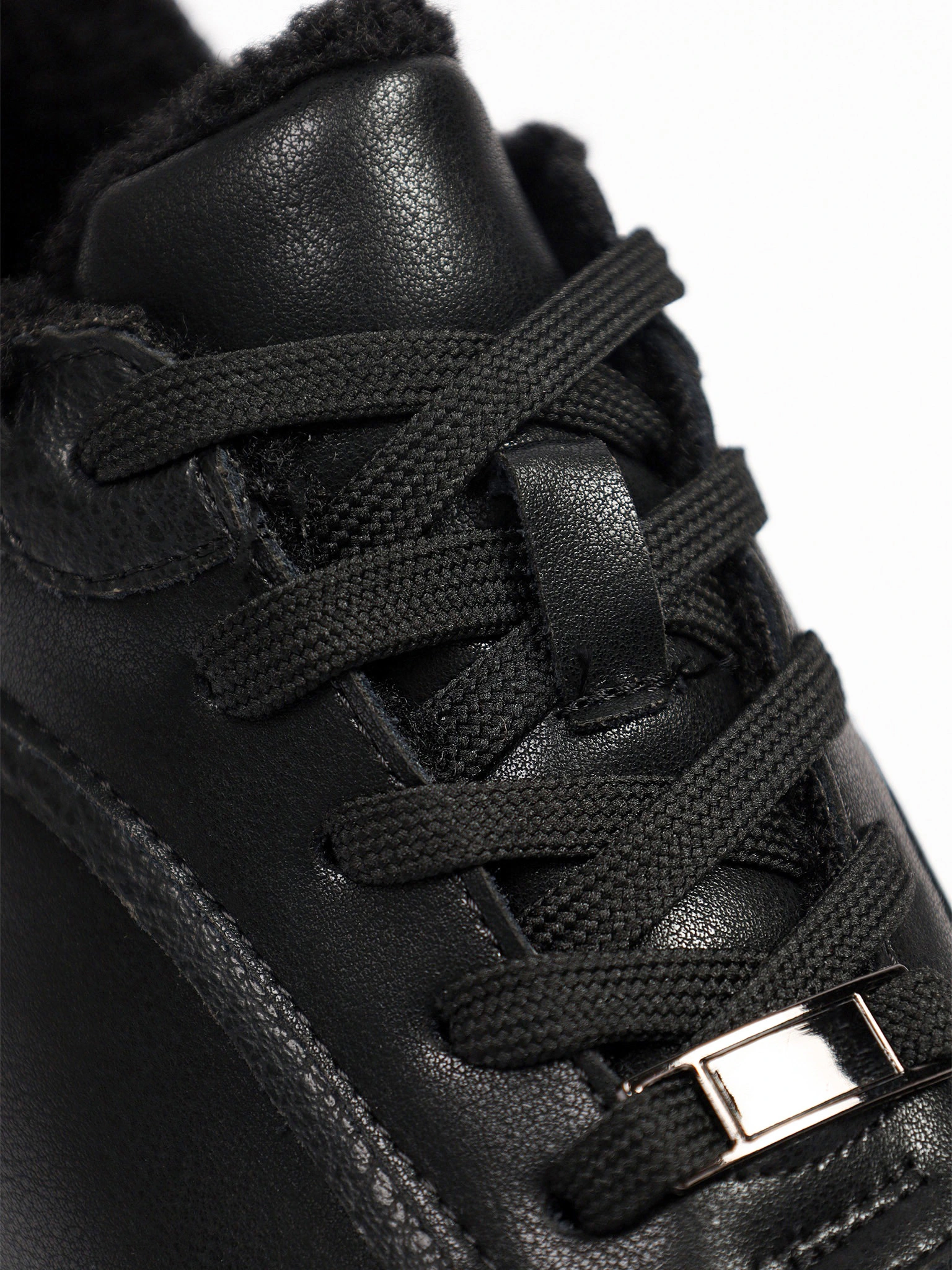 Кроссовки утепленные черного цвета на средней подошве